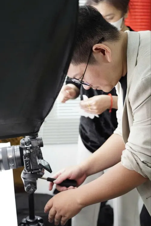 Ekip canh sáng trước khi quay